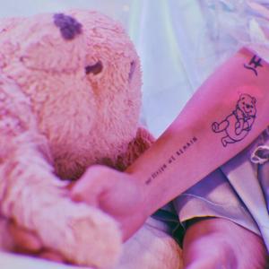 把鸡巴塞入小穴里操起来
