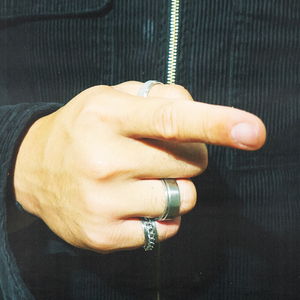 把鸡巴塞入小穴里操起来
