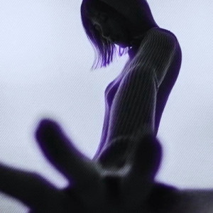 把鸡巴塞入小穴里操起来
