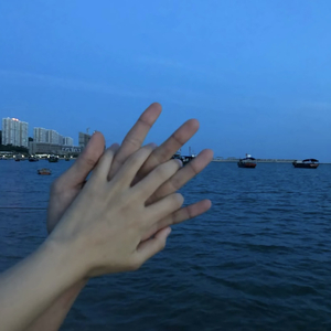 把鸡巴塞入小穴里操起来
