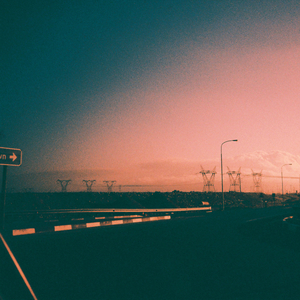 把鸡巴塞入小穴里操起来
