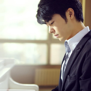 把鸡巴塞入小穴里操起来
